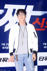 独家：崔丹尼尔宣传新片戴眼镜似哈利波特