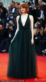 组图：蜘蛛侠女友赴威尼斯红毯 大深V秀雪乳