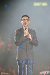 组图：张学友郑秀文等红馆开唱致敬张耀荣