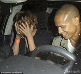 组图：劳伦斯高开叉裙秀美腿 手包遮脸面容不悦