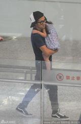 组图：曹格一家四口现身 姐姐累趴老爸肩头酣睡