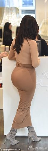 组图：卡戴珊外出购童装 名媛硕大肥臀展露无遗