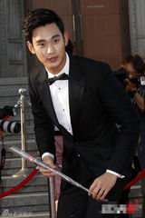 组图：全智贤百想低胸绣花粉裙唯美 金秀贤呆萌