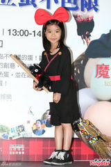 组图：乔乔cospaly化身小魔女 萌样超卡哇伊