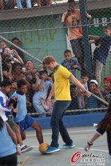 组图：哈里王子身披巴西球衣 亲民与儿童过招