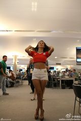 组图：智利新乳神助威世界杯 掀衣性感露胸