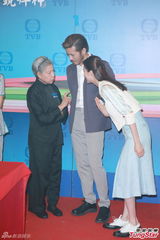 组图：《区区有鬼故》拜神 罗兰姐再演龙婆