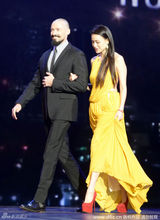 组图：萌萌哒！休-杰克曼台上比V 为舒淇递话筒