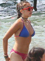 组图：麦当娜17岁女儿秀美胸 艳色比基尼频激凸
