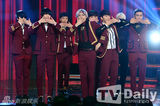 组图：《冠军秀》Super Junior夺首冠 成员兴奋摆剪刀手