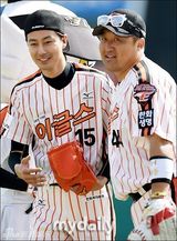 组图：赵寅成为棒球赛开球 李光洙欢喜助威