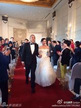 组图：吕丽萍儿子娶90后新娘 生父张丰毅未出席