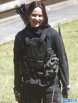 组图：劳伦斯赶拍新片窘态百出 候场时打伞卖萌