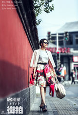 明星爱街拍：孙茜走过红墙与时尚 夏日裙角飞扬