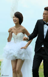 组图：《求爱嫁期》马晓灿抹胸婚纱性感献激吻