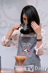 组图：T-ara智妍腼腆羞涩 亲手煮咖啡回馈歌迷