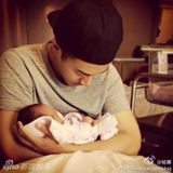 组图：明星奶爸齐过父亲节 陈坤携子卖萌抢镜