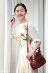 组图：焦俊艳大片曝光 甜蜜笑容沁香迷人