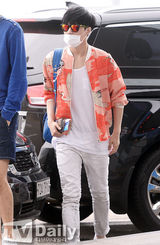 组图：EXO机场现身 墨镜口罩一个都不能少