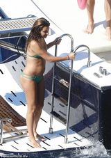 组图：丽娅米雪儿走出情伤 与新欢戏水激吻发福