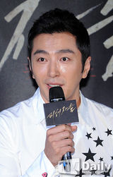 组图：韩星柳泰俊着白衬衫帅气亮相试映会