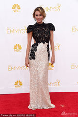 组图：女主持Keltie Knight露背诱惑亮相红毯