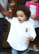 组图：玛丽亚-凯莉不理离婚传闻 贵妇装带子出行