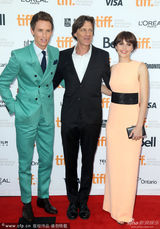 组图：《万物理论》小雀斑携女友 菲丽西提美艳