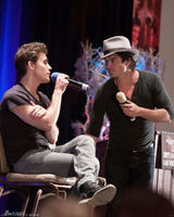 组图：《吸血鬼日记》兄弟争夺香蕉 两帅哥养眼