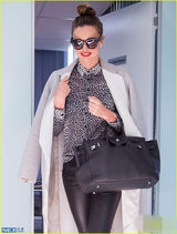 组图：米兰达丸子头心情靓 干练装扮秀长腿