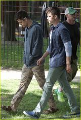 组图：《少狼》狼人双胞胎帅气 互喂食物有爱