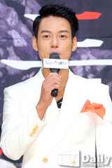 组图：《清潭洞》崔贞允姜成民再续前缘