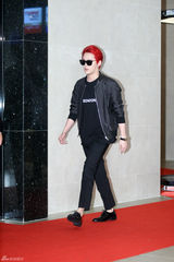 独家：崔丹尼尔宣传新片戴眼镜似哈利波特