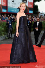 组图：威尼斯开幕红毯 艾米-莱安穿抹胸裙亮相