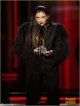 组图：洛德黑唇献唱似女巫 羽毛装扮大鸟