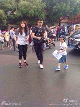 组图:姚明现身《爸爸2》 曹格女儿带帽喜感时尚