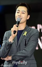 组图：赵寅成等现身釜山车展 看完帅男看车模