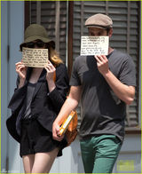 组图：艾玛斯通和加菲尔德举纸牌不愿被拍