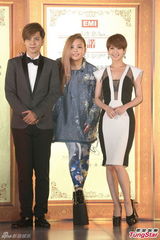 组图：张惠妹踩恨天高如马蹄 平地长30厘米