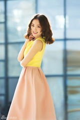 组图：毛林林时尚街拍化身阳光少女