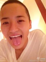 组图：奶茶千金蒋瑶嘉身家30亿 板寸短发个性足