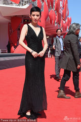 组图：吴君如黑色深V礼服 牵手陈可辛恩爱