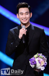 组图：胡歌金秀贤郑元畅首尔电视节同获人气奖