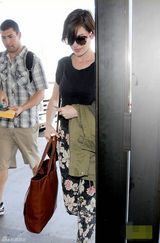 组图：海瑟薇便装赶飞机 扎小辫碎花裤显清爽