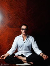 组图：尚格云顿一字马不怕模仿 学TFBoys跳舞