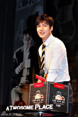 组图：李敏镐亲做咖啡 称与金喜善最合拍