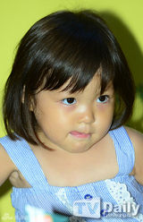 组图：秋小爱参加料理体验课 吃水果萌翻