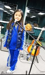 组图：甜蜜暖心老爸！钟镇涛为爱女庆生表爱意