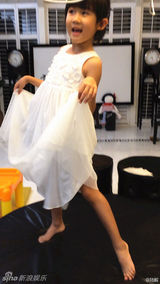 组图：贝儿扎头发穿裙子一秒变公主翩然起舞