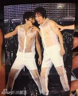 组图：杰尼斯关8穿师兄“岚”出道透视装吸睛